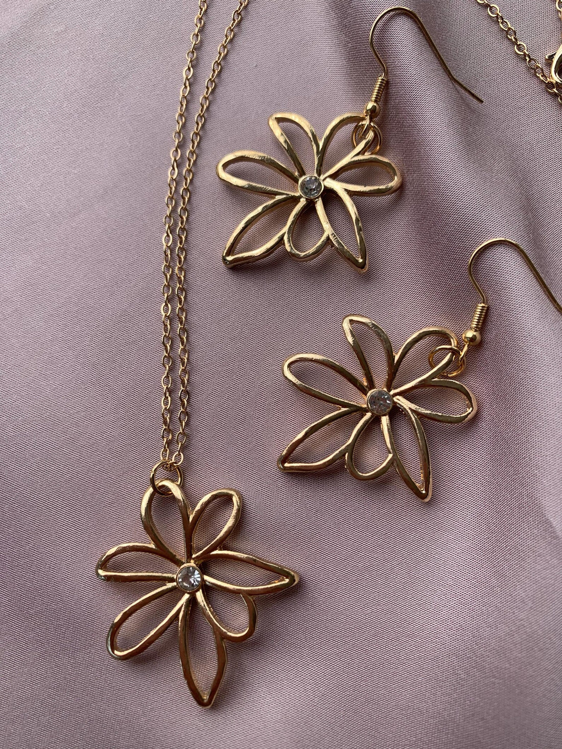 Flower necklace and Earring set in gold and silver