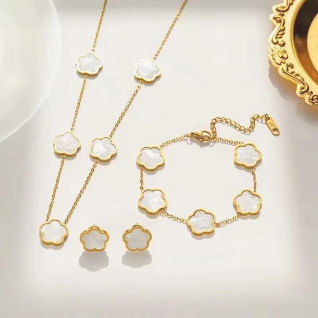CLOVER Gold Charm Bracelet